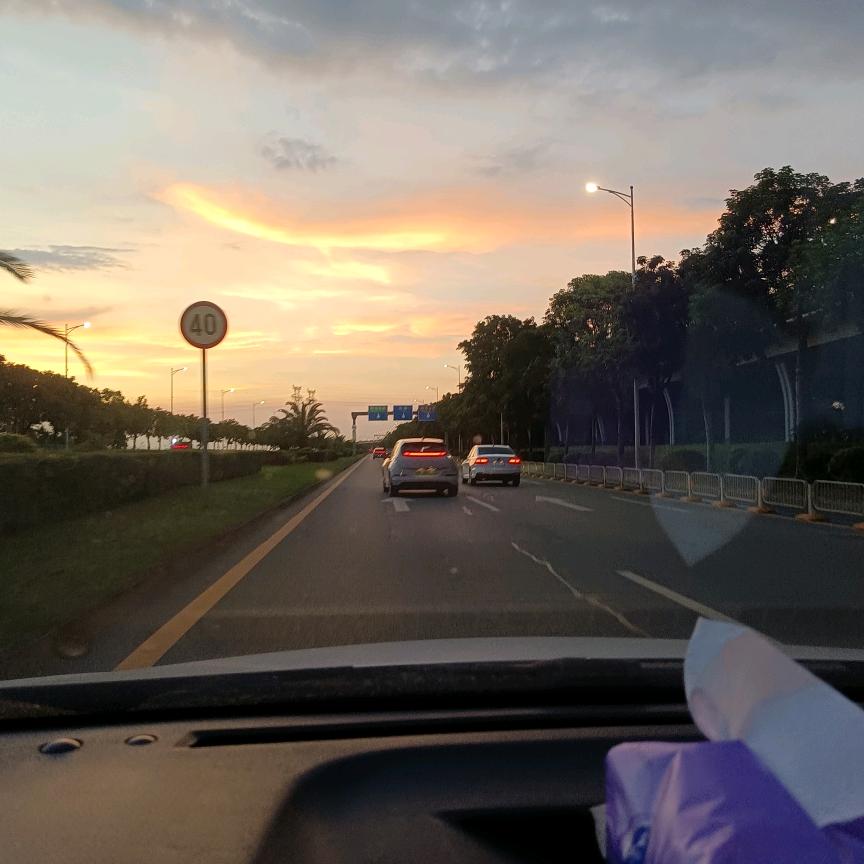 路灯下的过路人