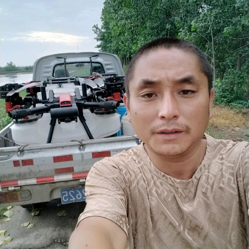 沙岗国新空调无人机打药