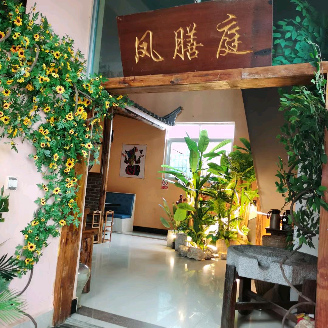 凤膳庭猪肚包鸡VS源香记小锅米线