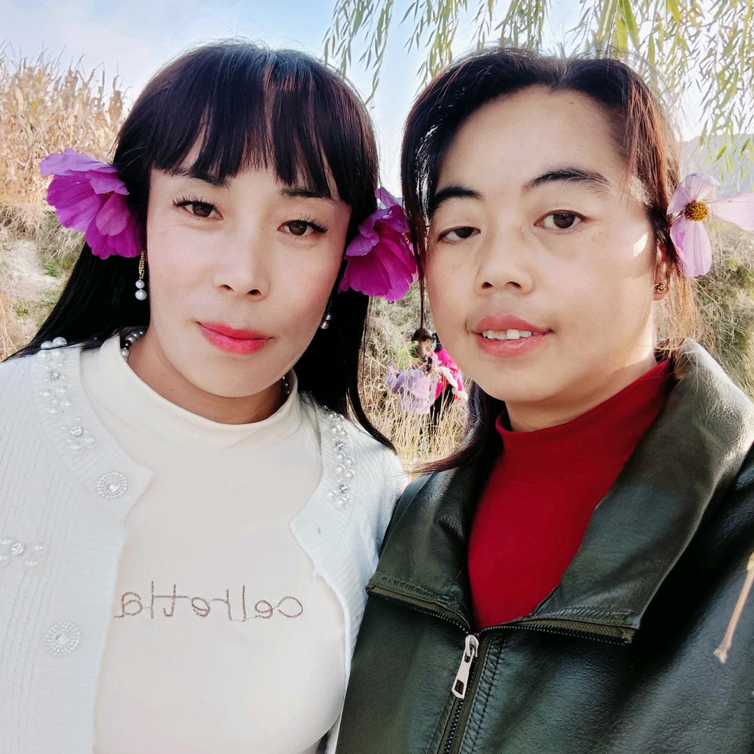 鲤鱼在水里挣扎 。