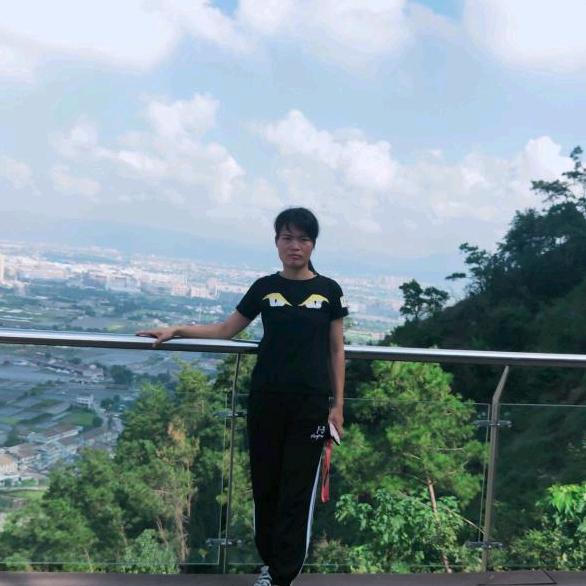 两个小鸟趴在树上