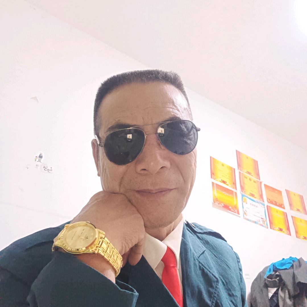 开心帅哥