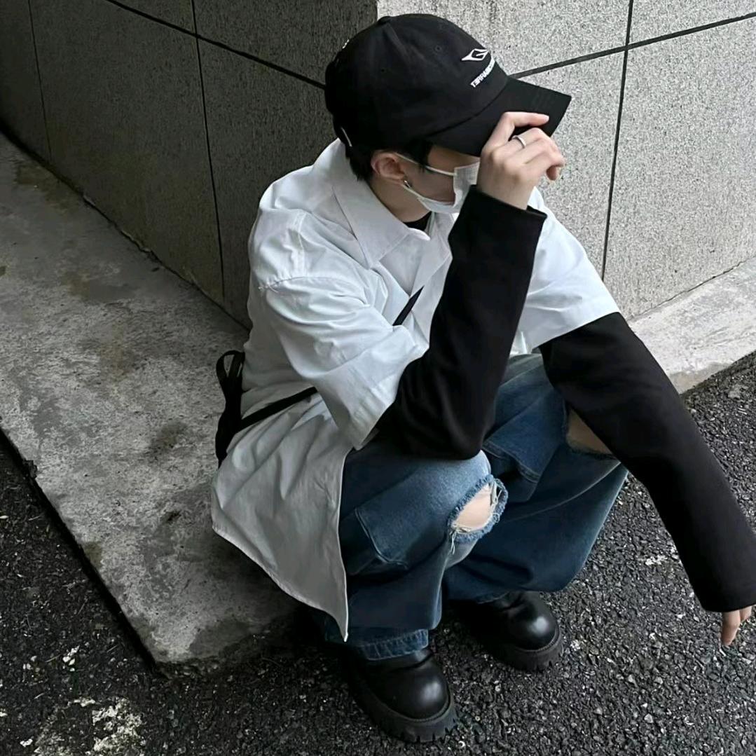 他在听她说