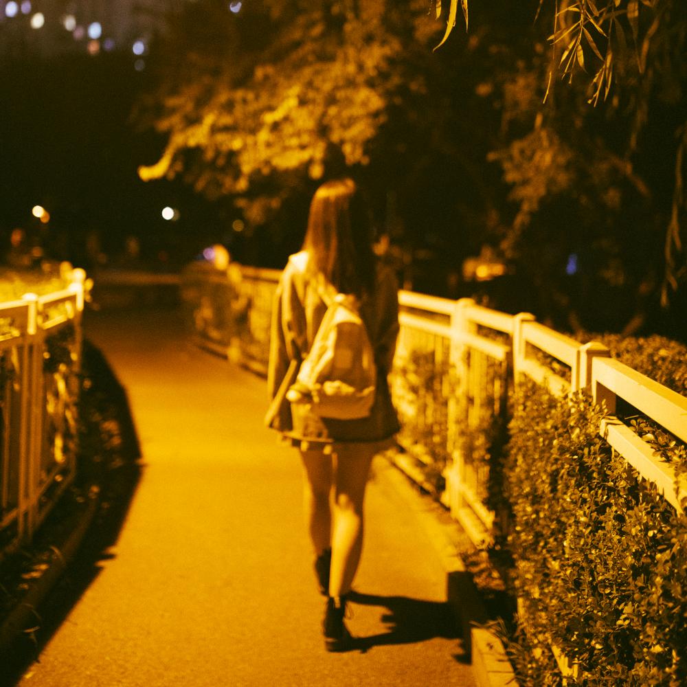 玩绳子的三岁