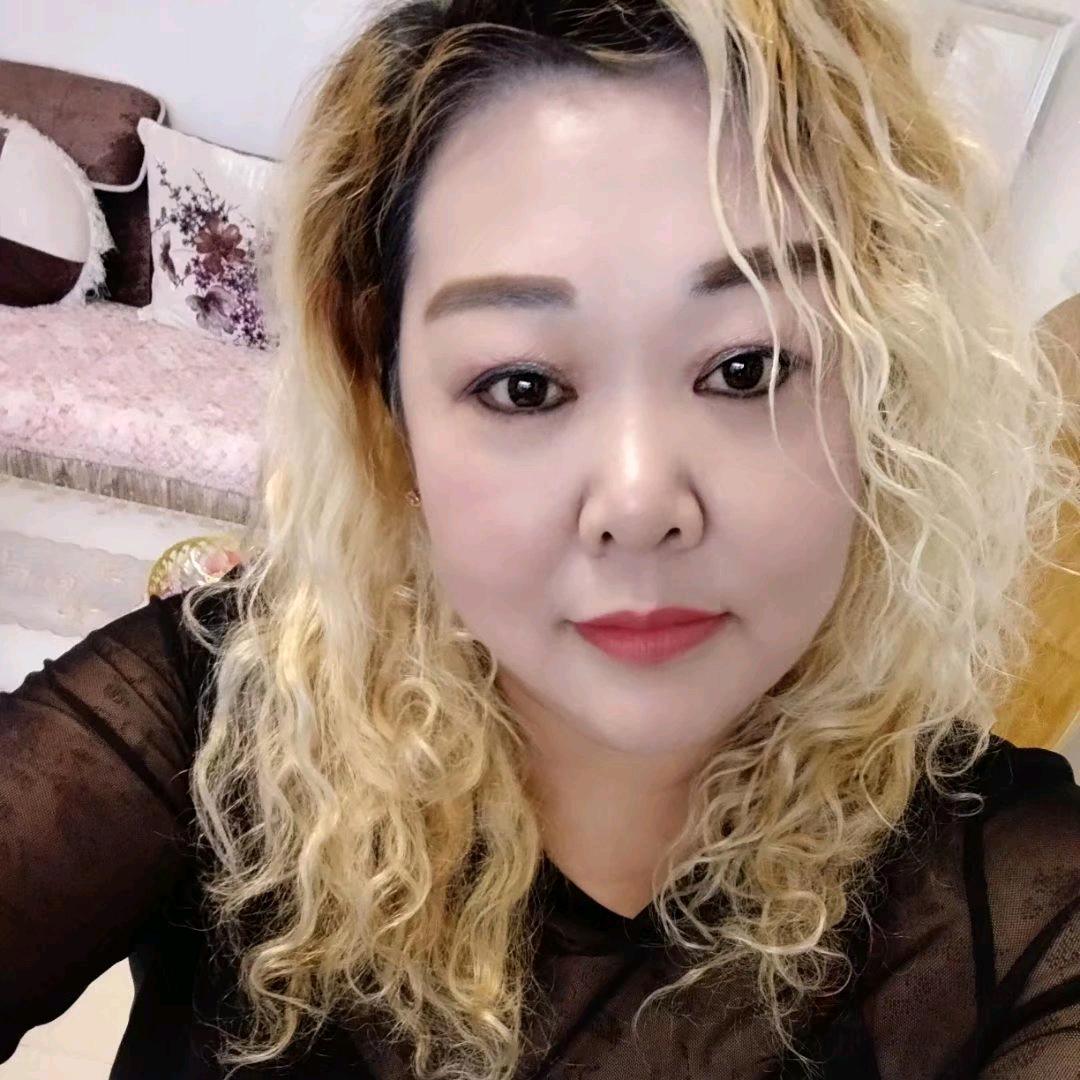 喜欢红酒的女人。