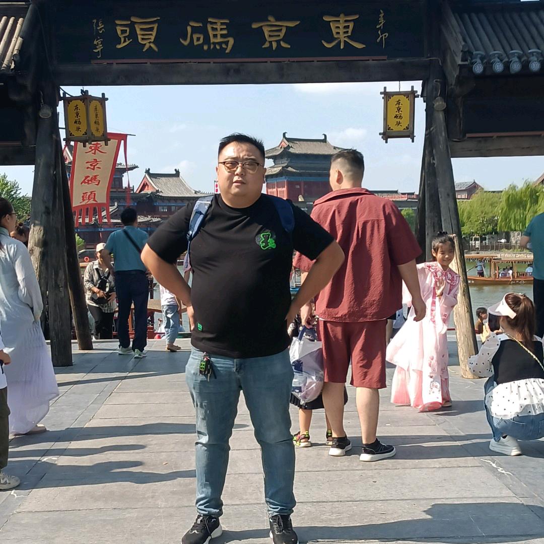 开卡车的80小伙