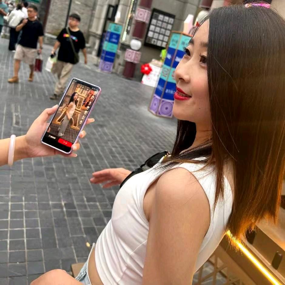 明 媚  、