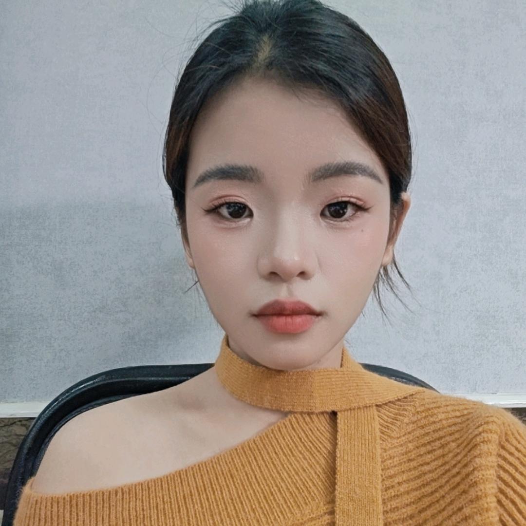 小眼睛的姑娘