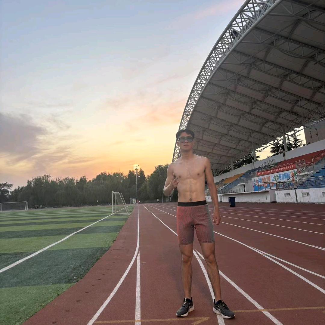 铂爵游泳健身小赵