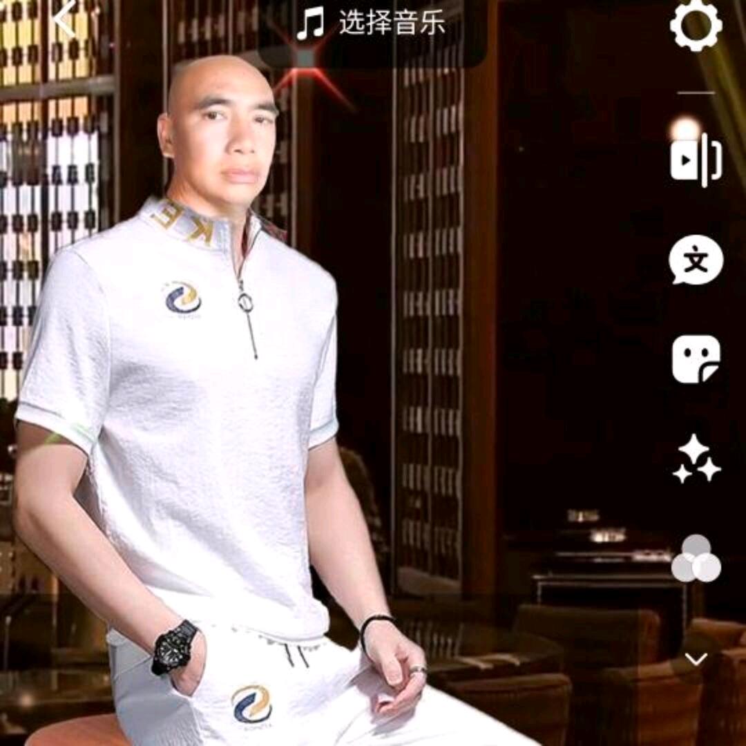 我是你通讯录好友利哥。