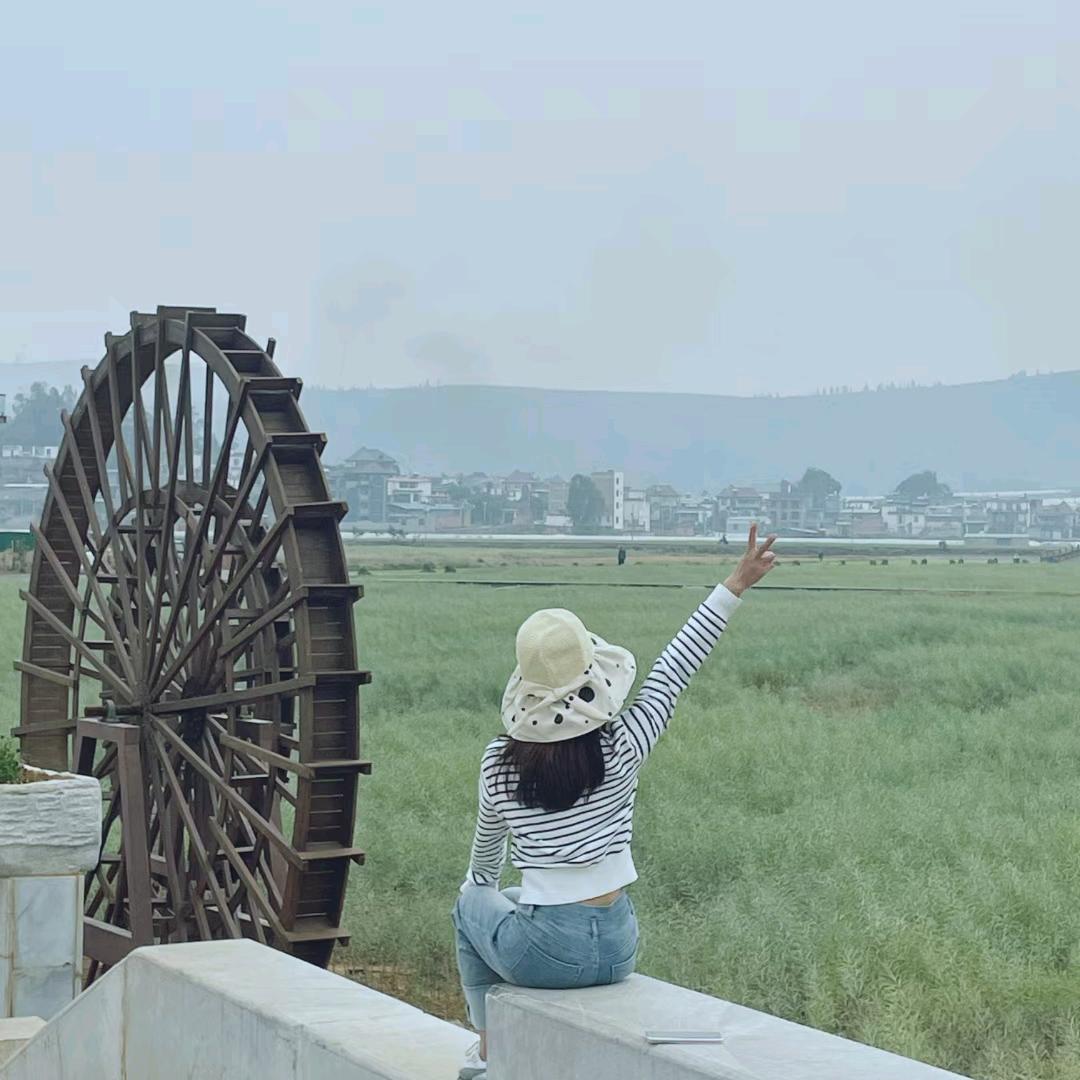 眯着眼的田小妞