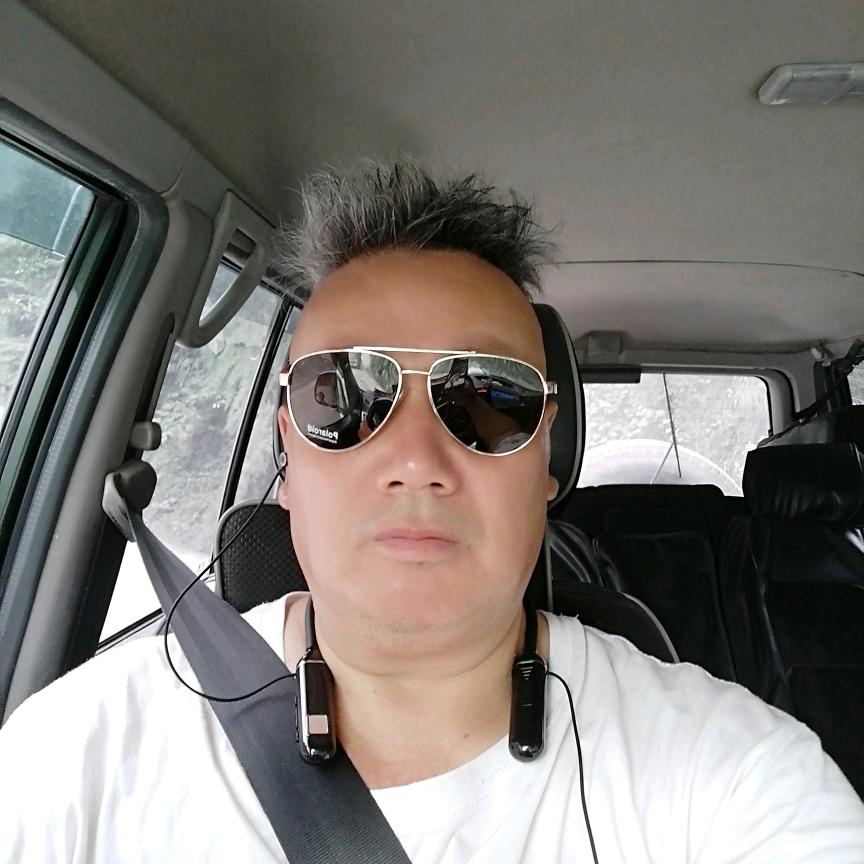 外表快乐的男人