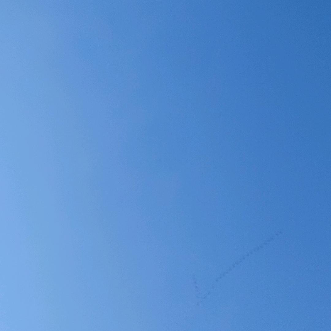 蓝天白云山水之间