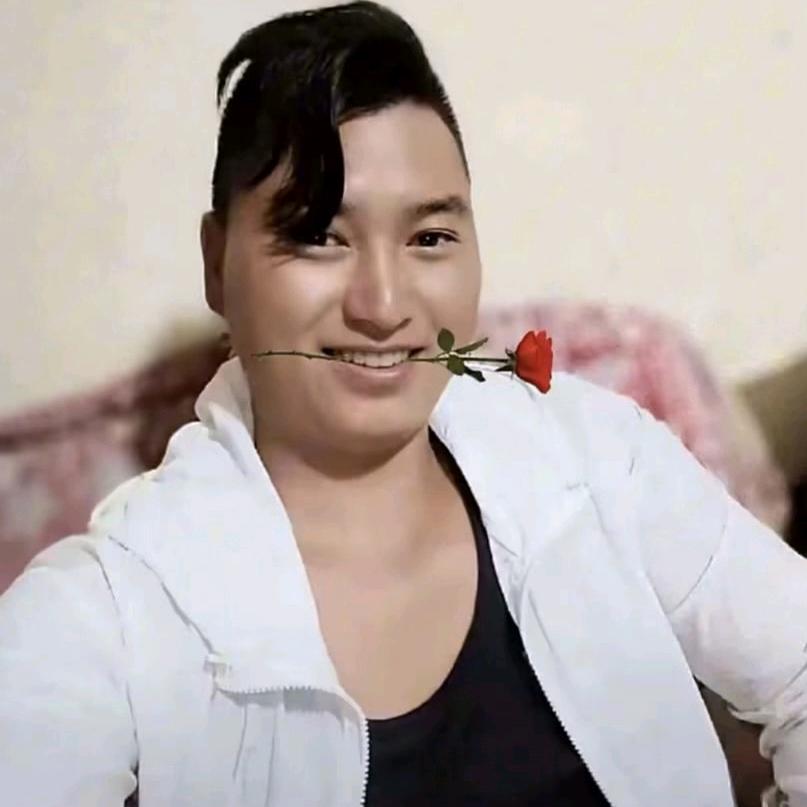 泪水打湿数据线，边刷视频边触电