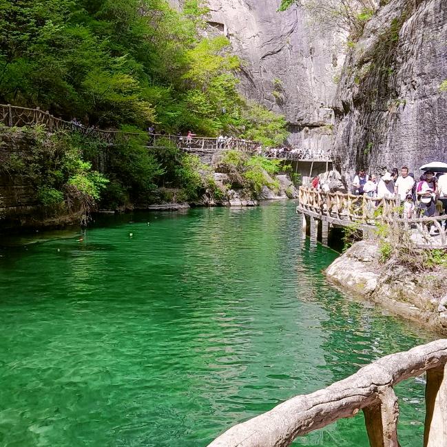 依然可