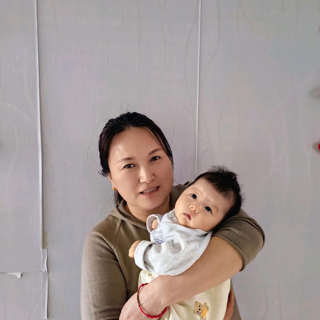 悦悦姥姥带娃