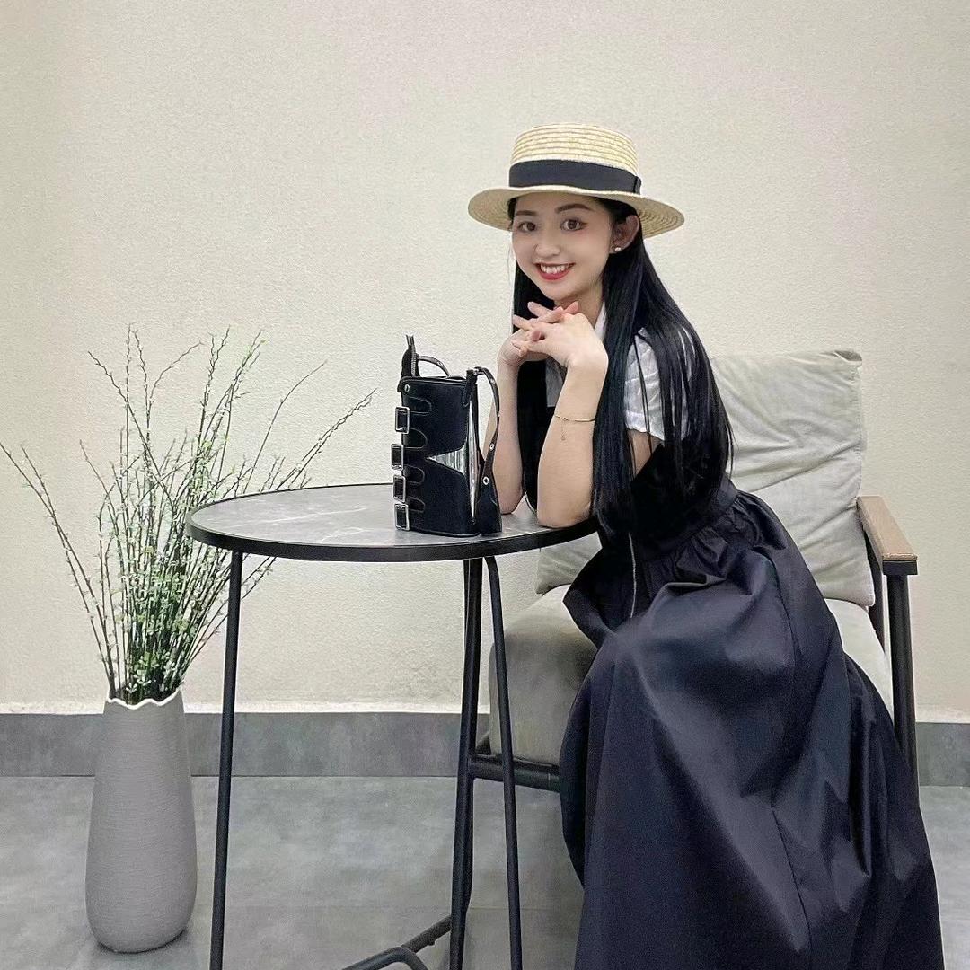 凯里布衣道女装