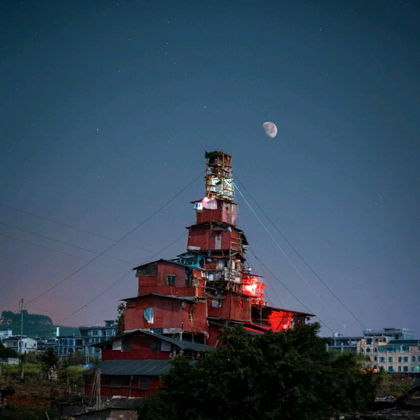 新人小白（农村少数民族姑娘）感谢点亮展馆