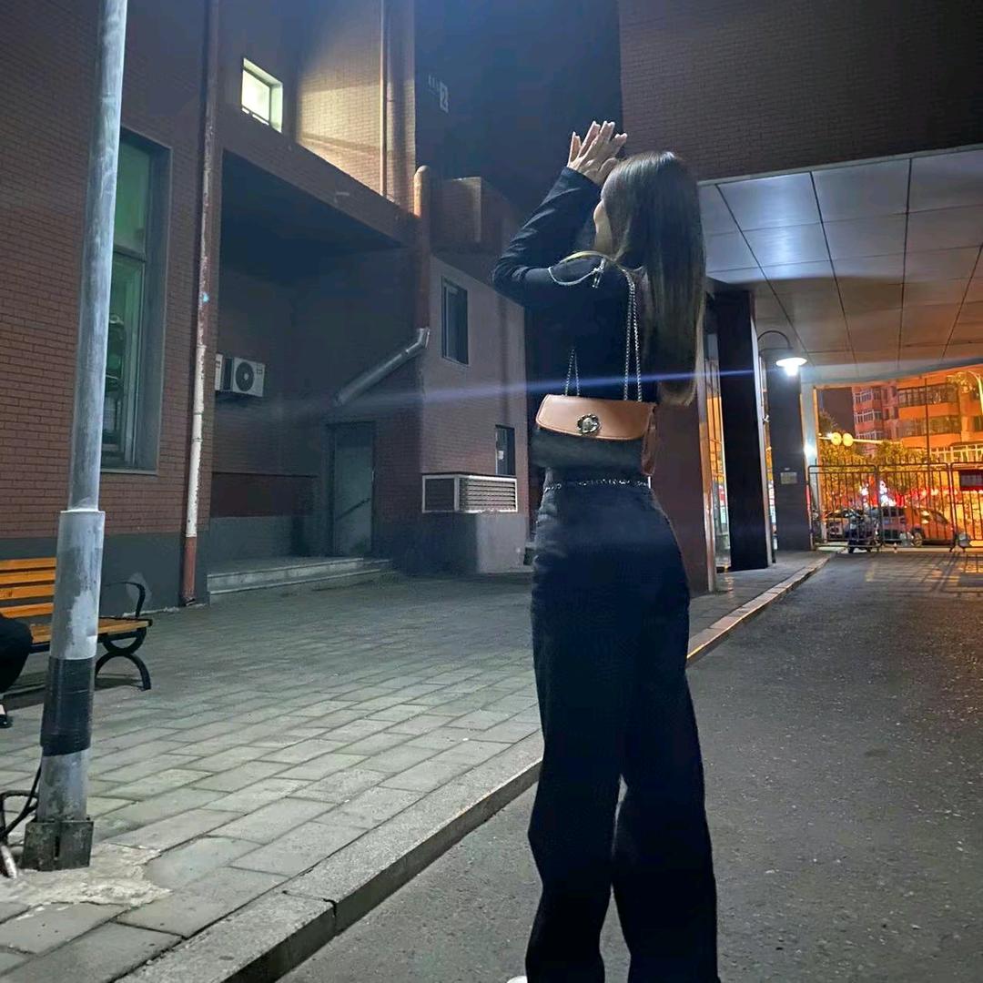 爱喝酒的小悦悦