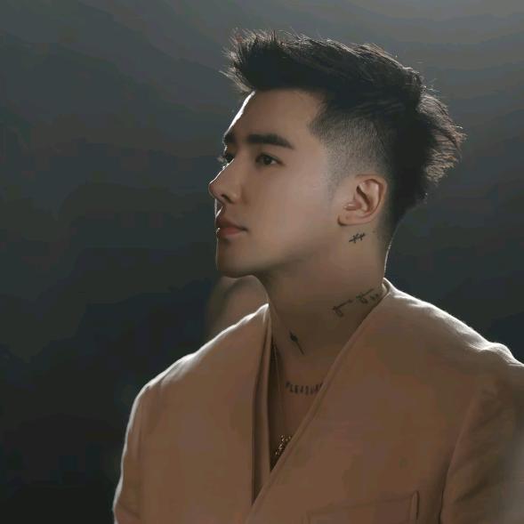 杨圣坤~穿搭美妆分享