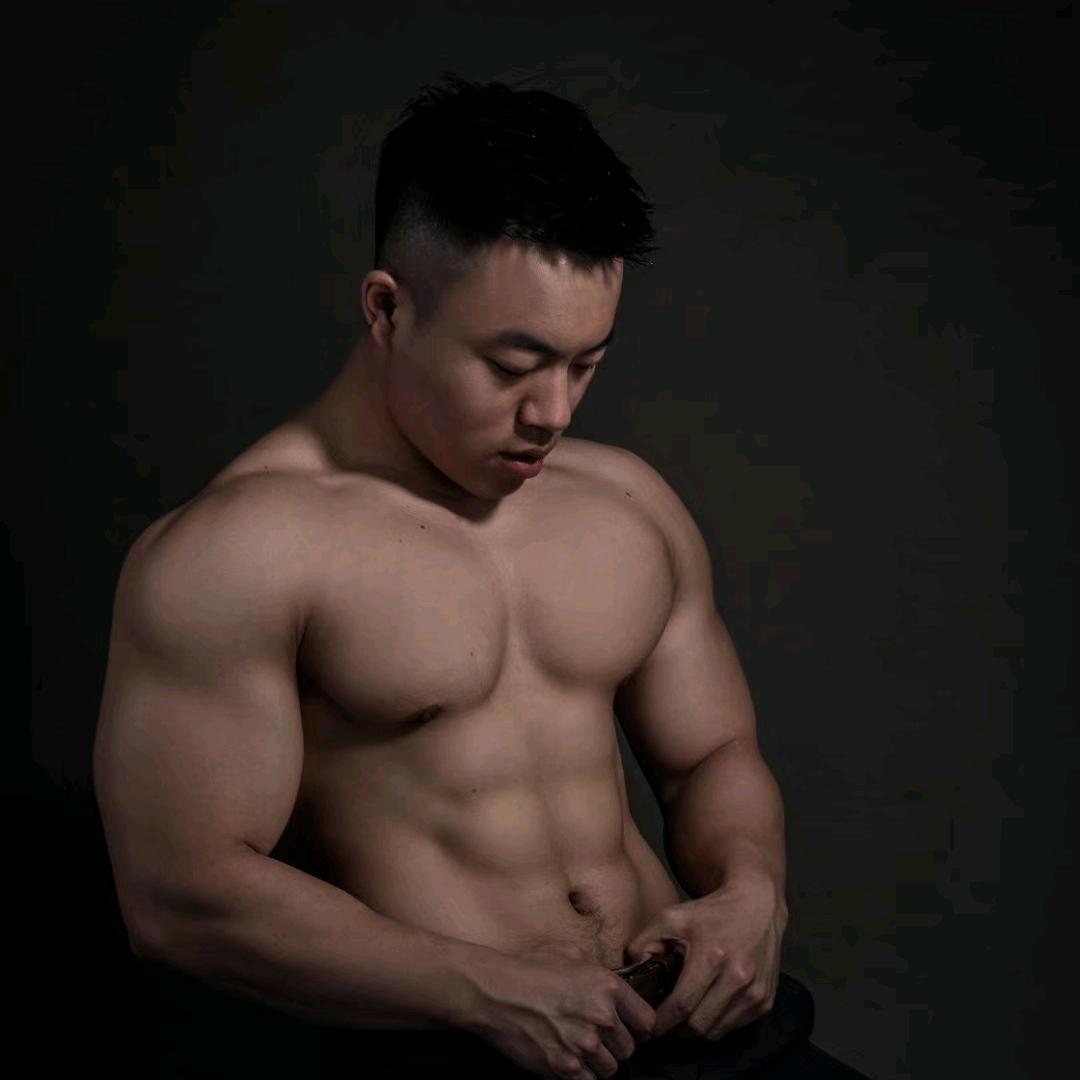 手无腹肌之李
