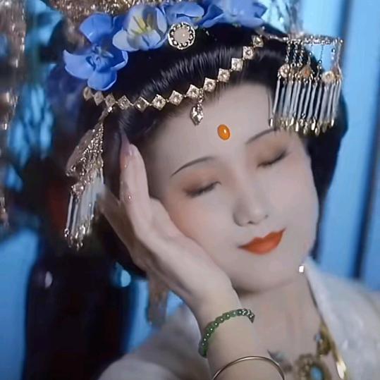 嫣然