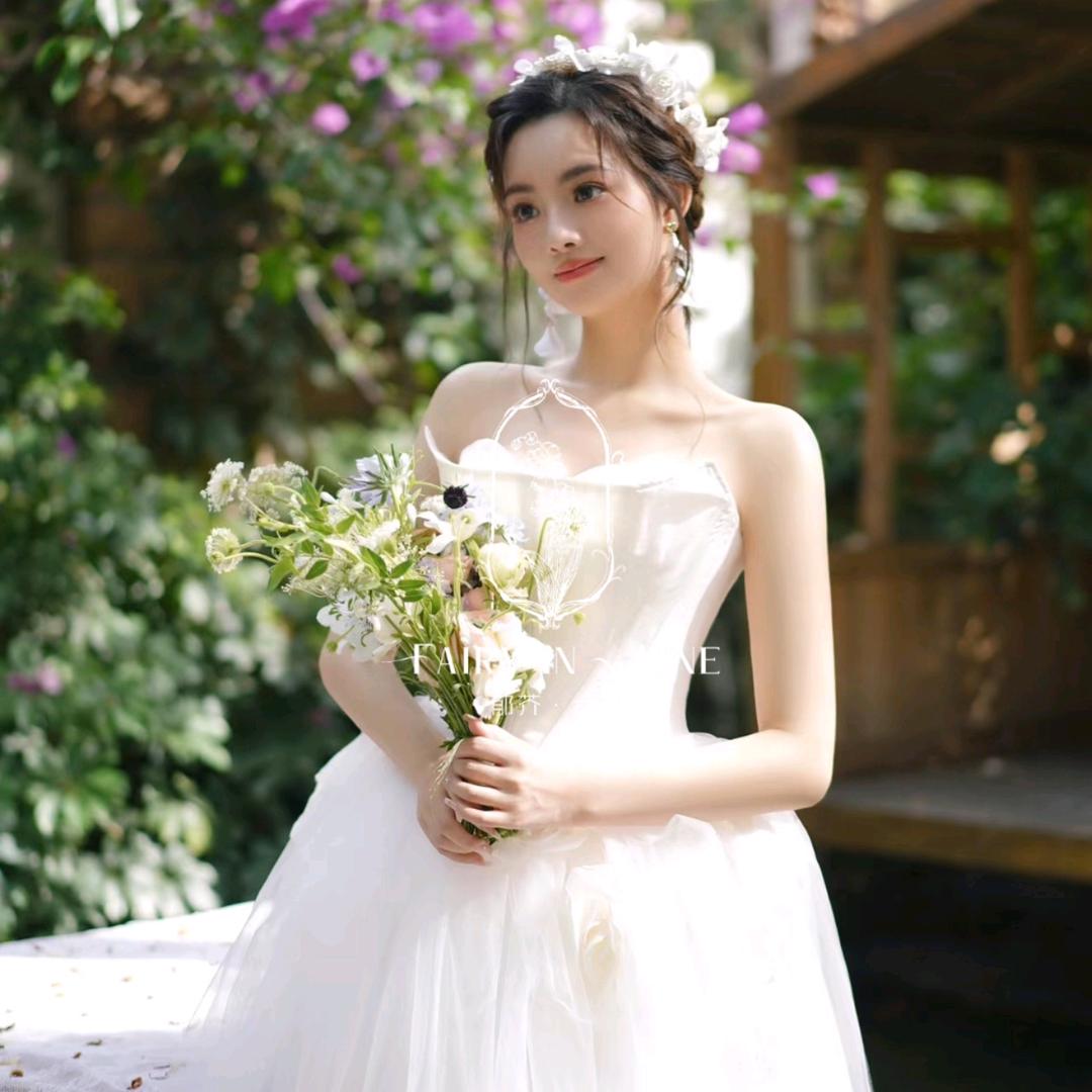 雅安郁芥六月婚纱礼服