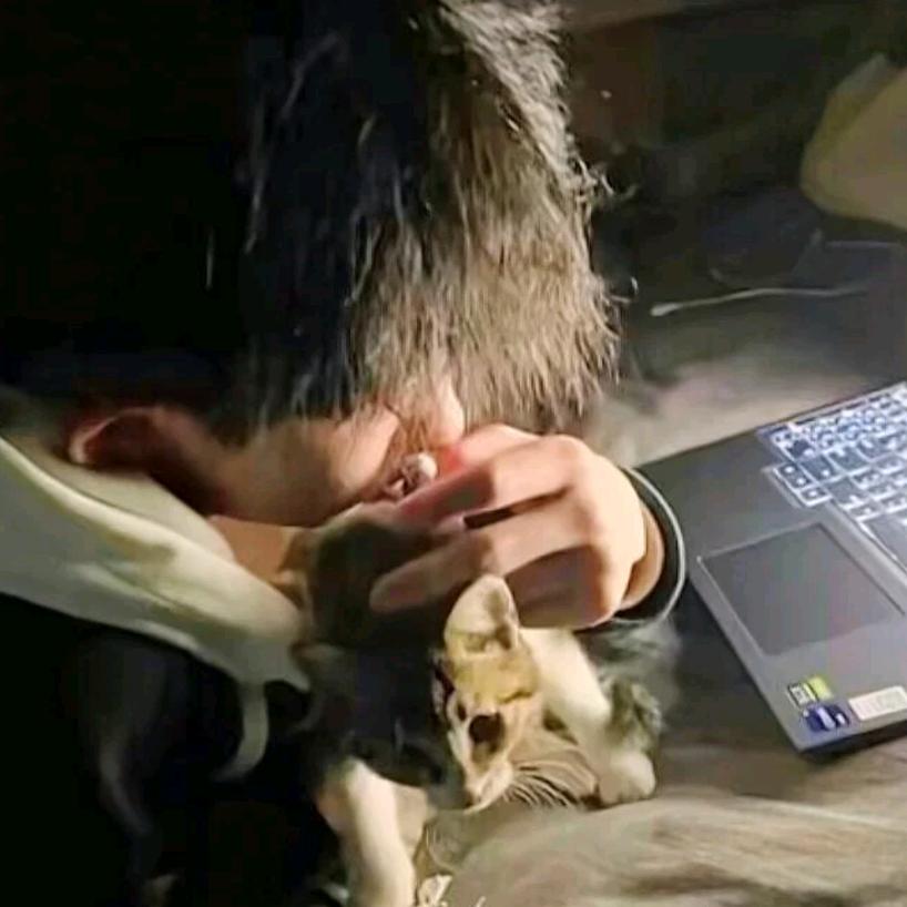 东方白月初呐头像