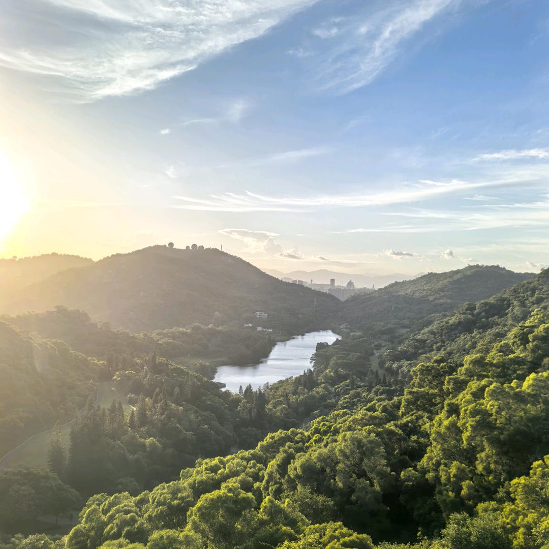 晨曦吻过彩虹的脸