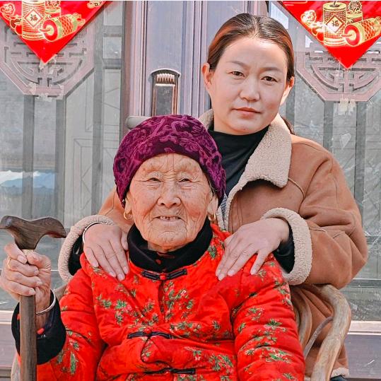 阿梅家的百岁暖光