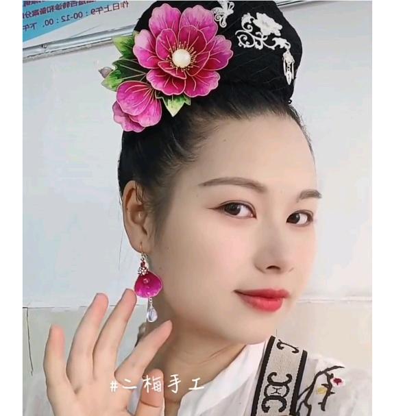 二梅苗族手工绒花