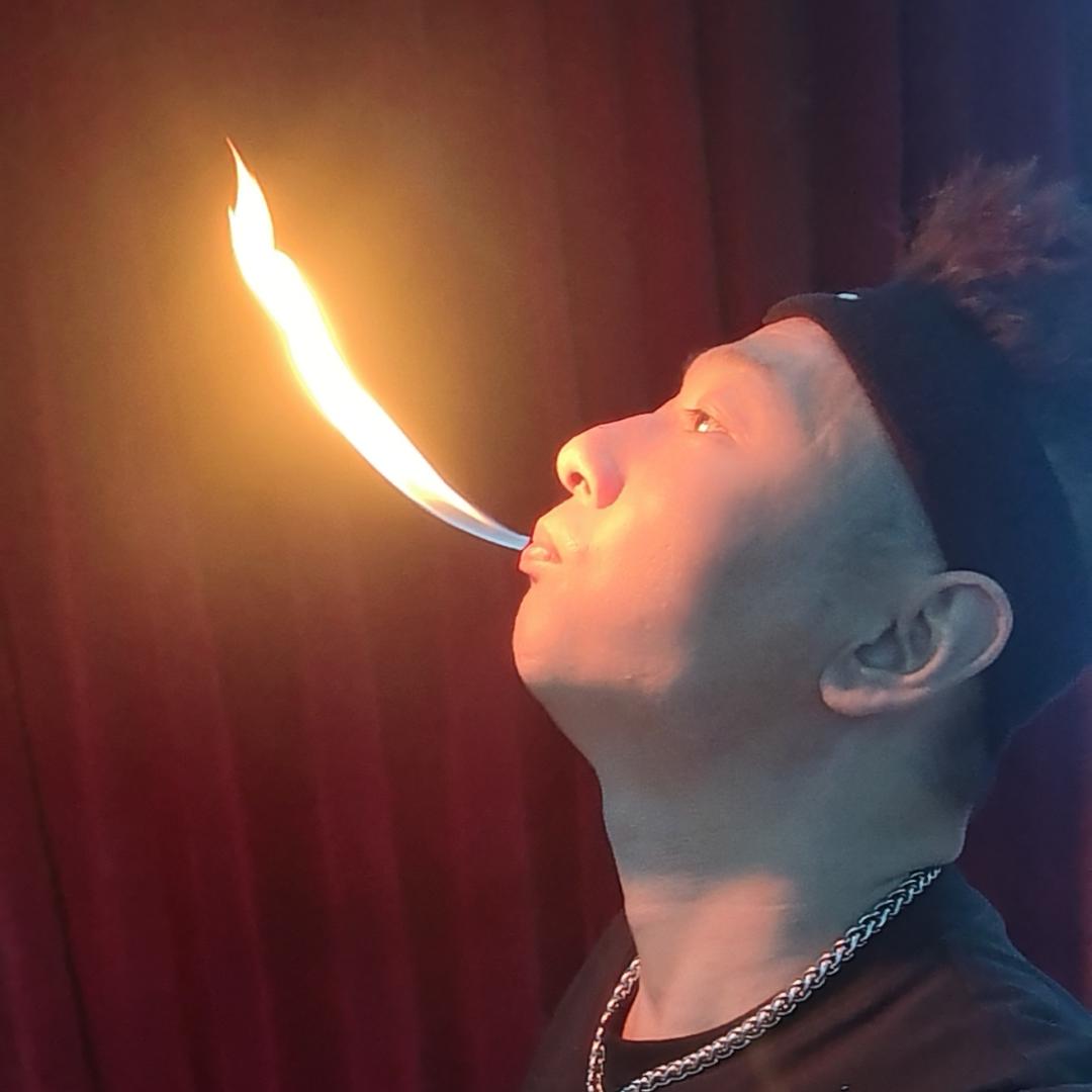 啊超会吐火