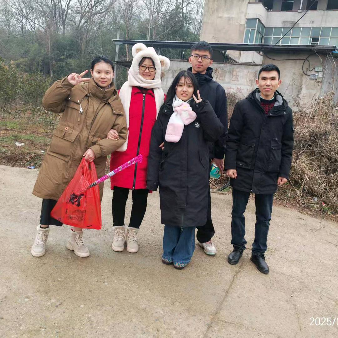 翁圣服装定制巧裁缝