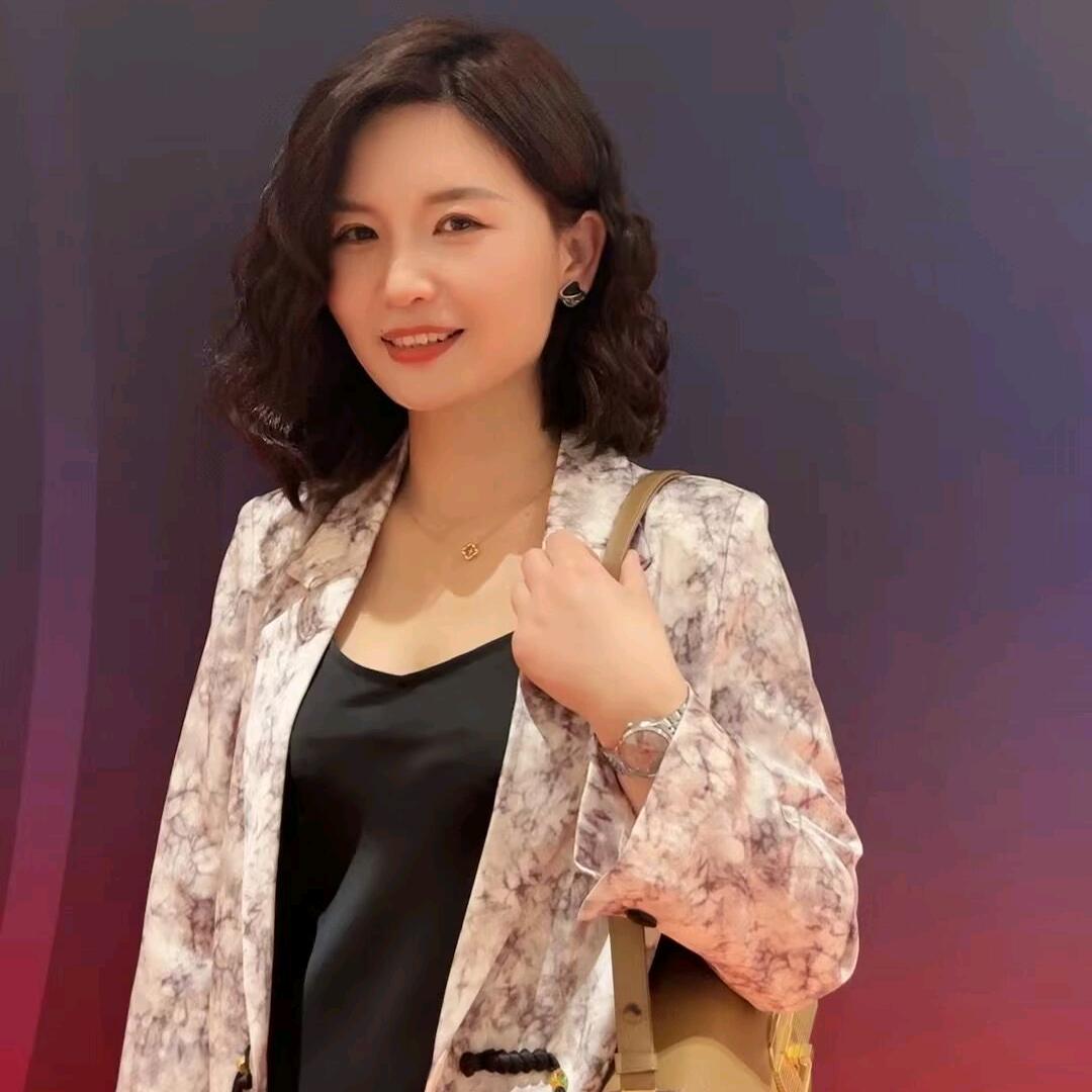阿凡卓女装十堰新天地店雪儿