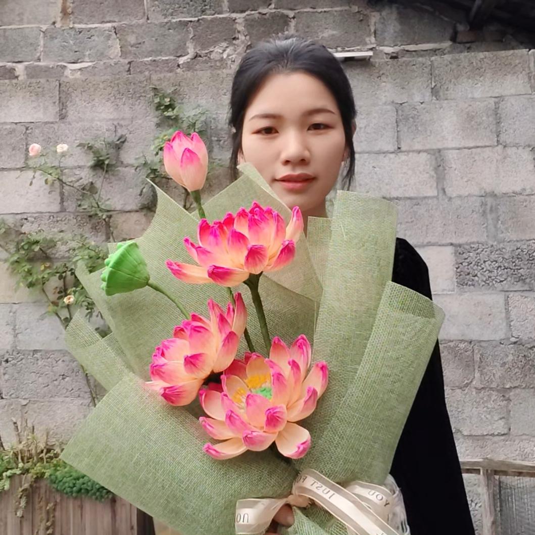 蕾儿爱玩玉米皮