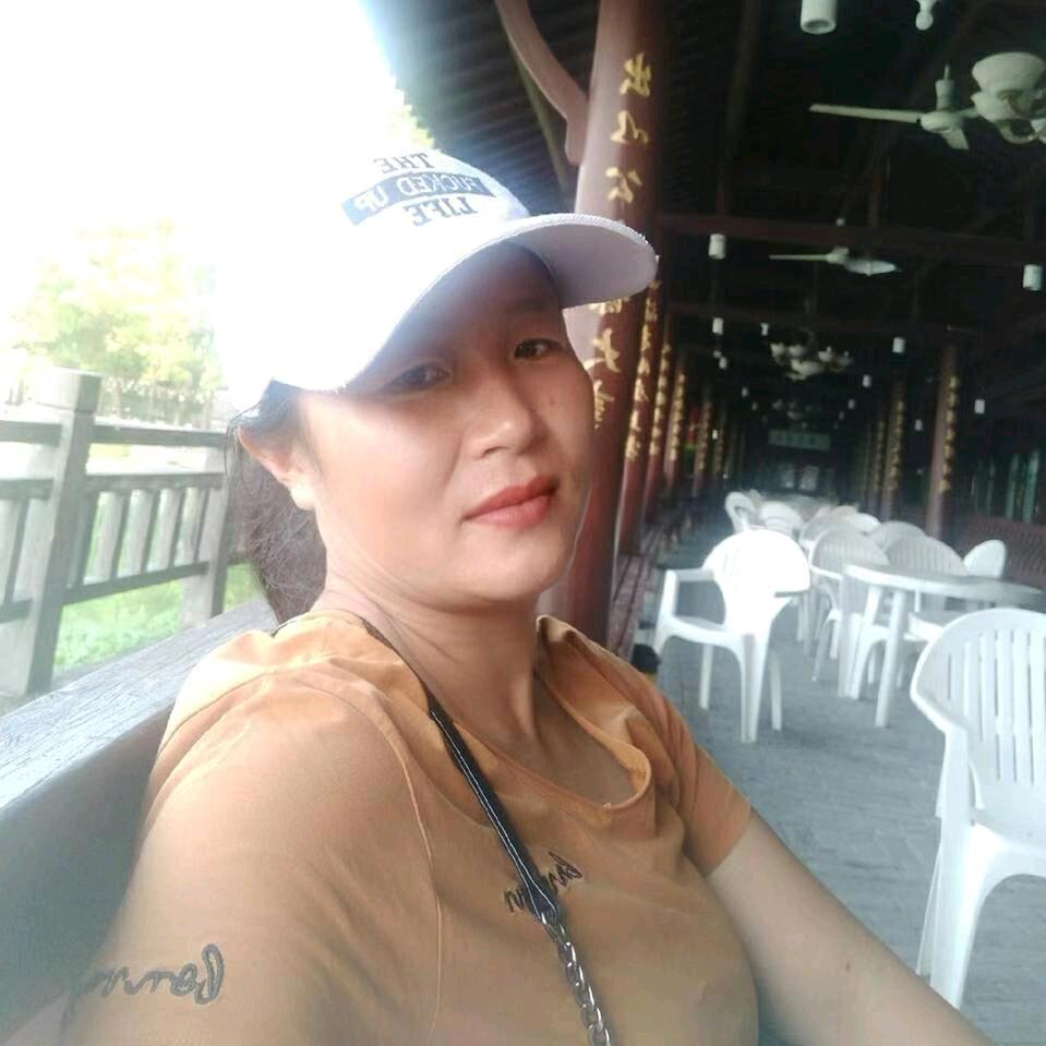 程龙环，在大磨山上养散养鸡的