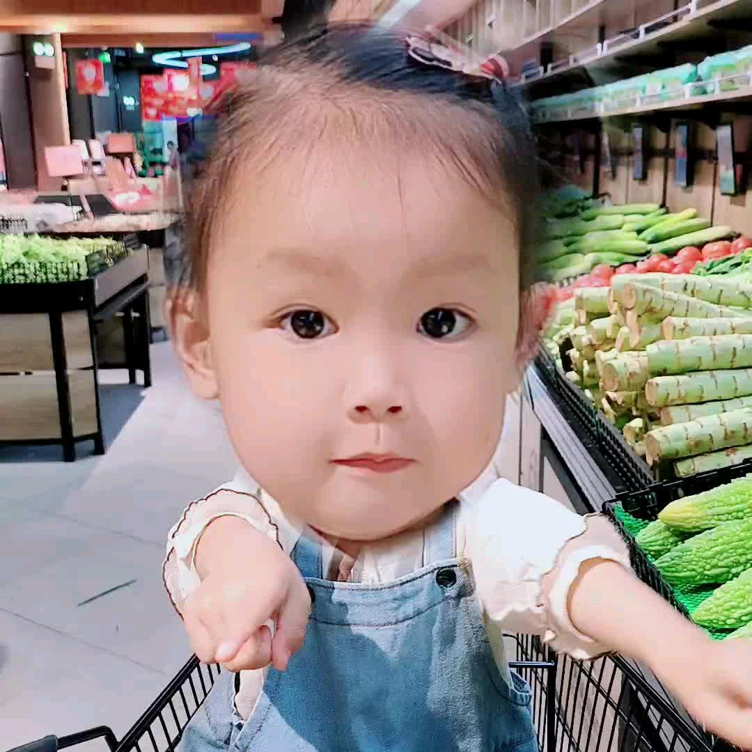 笑笑不说话