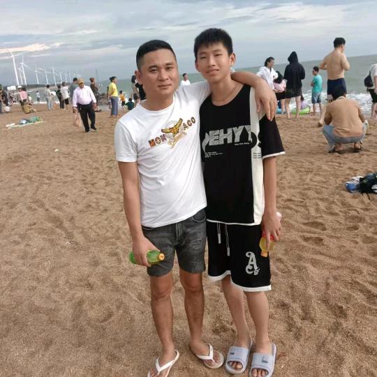 汤   君