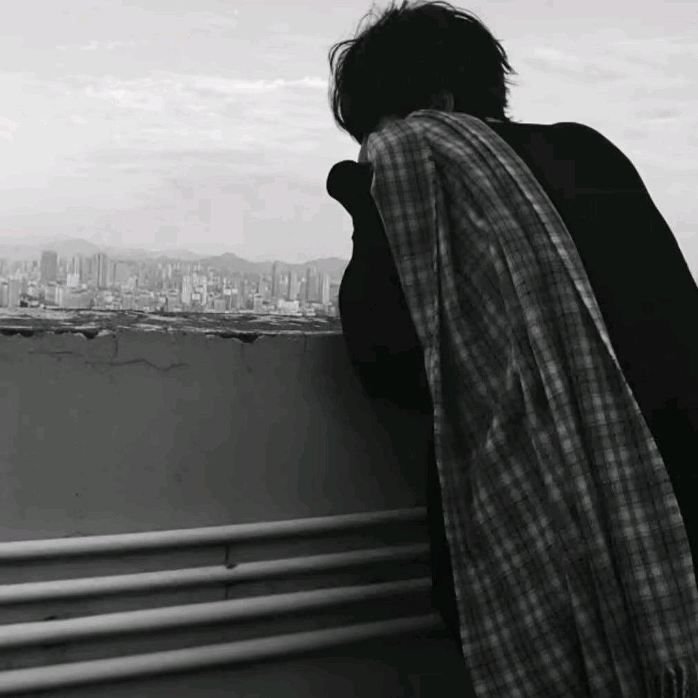 黑色毛衣