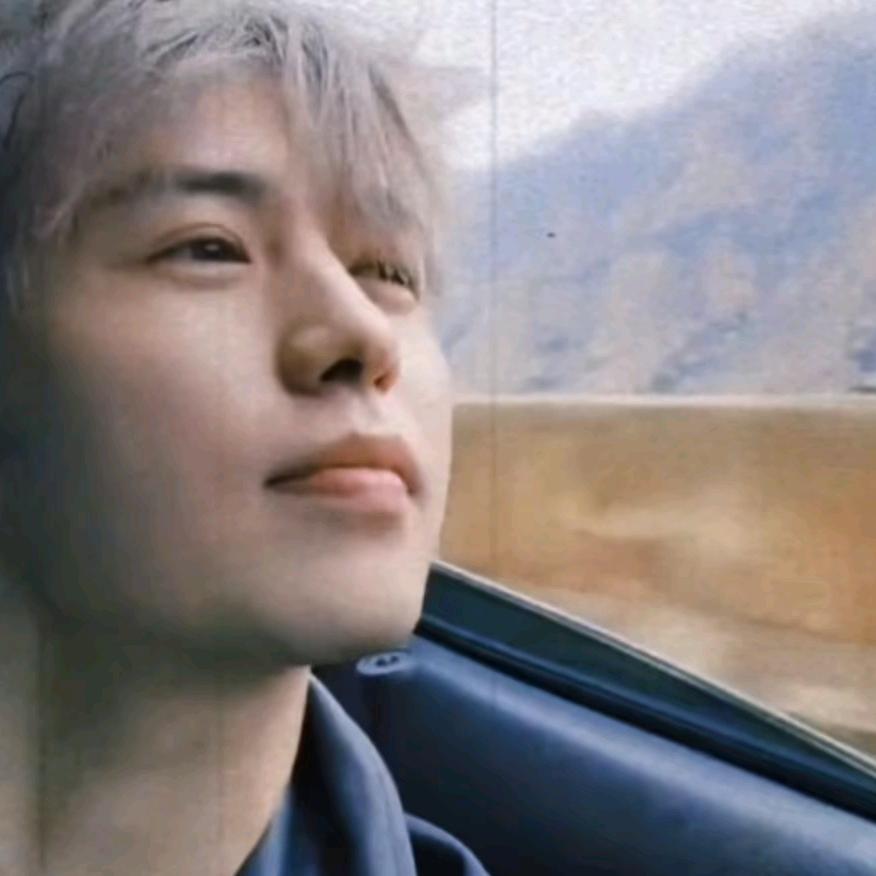 少年少了往日的容颜