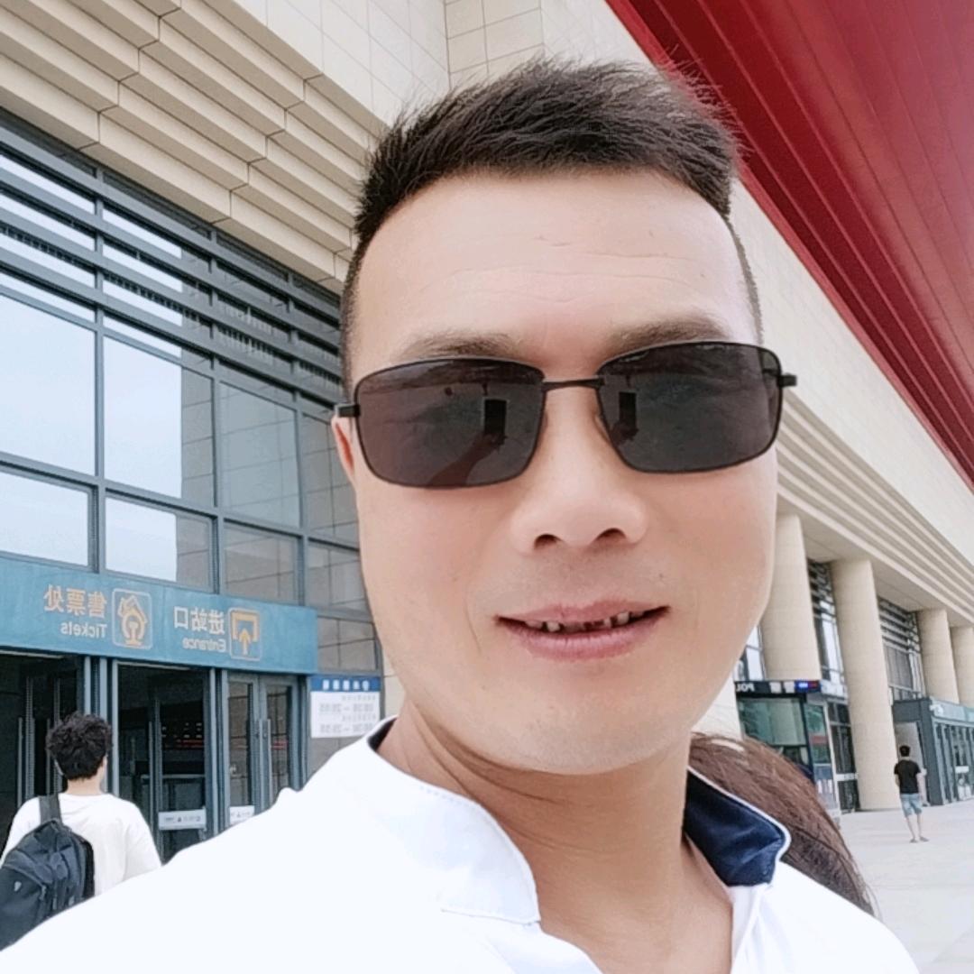 一别两地同风雨，我望明月月望你。