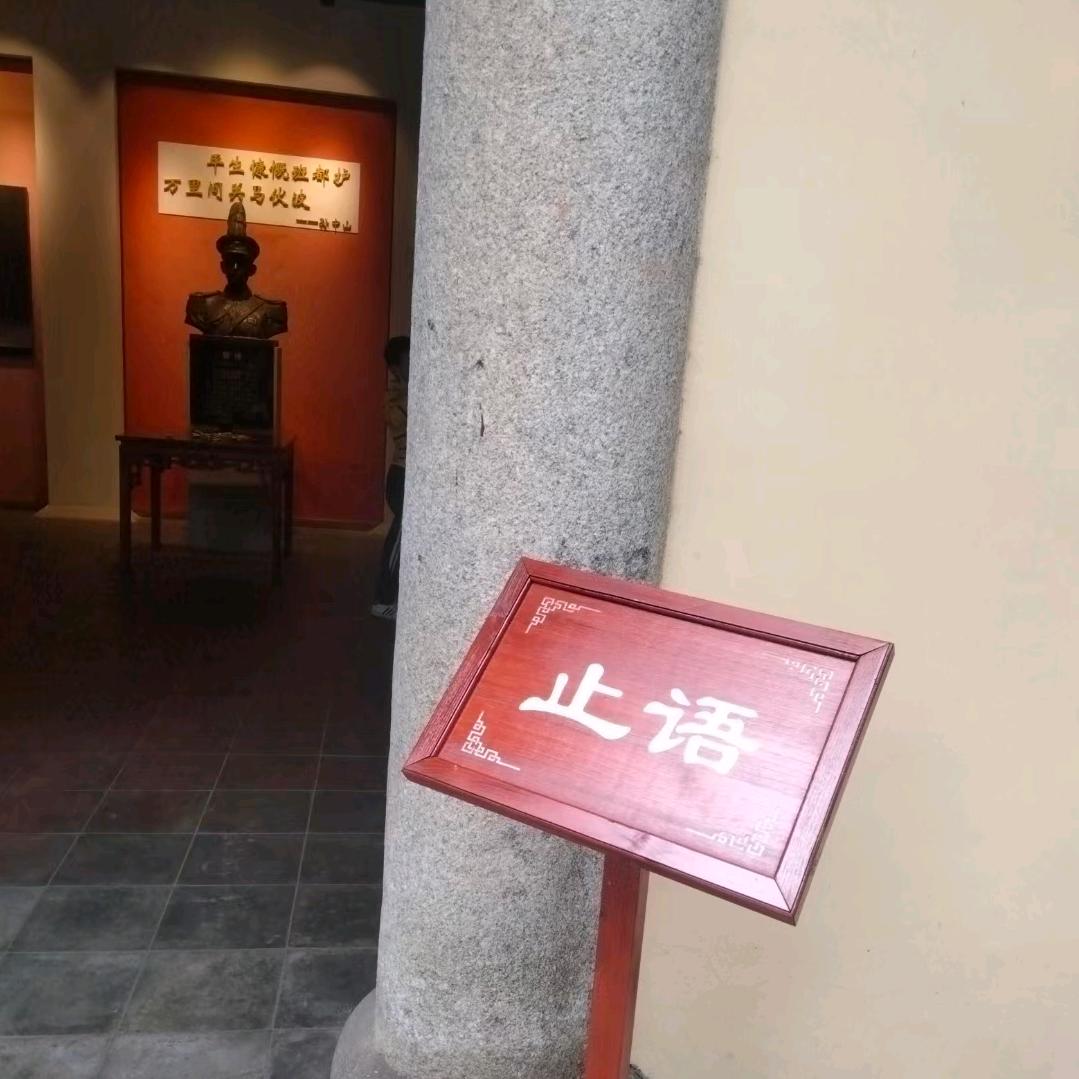 衣衫褴褛