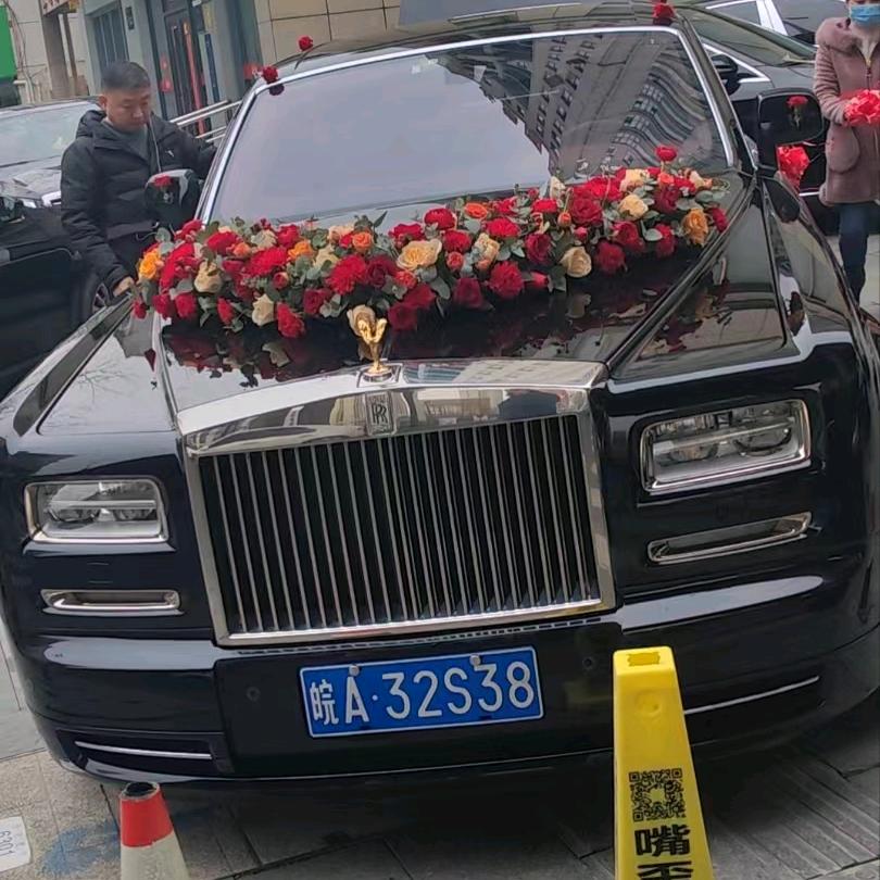 开婚车的小姐姐