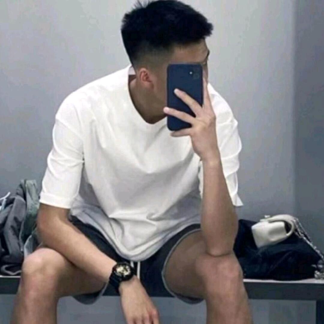 寸头体育生