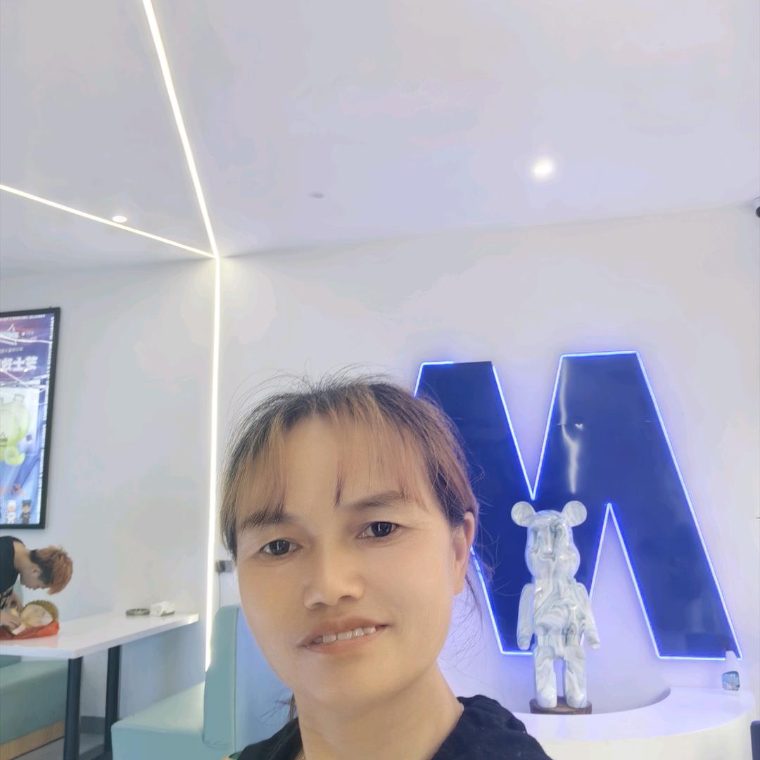 卖衣服的小姐姐。