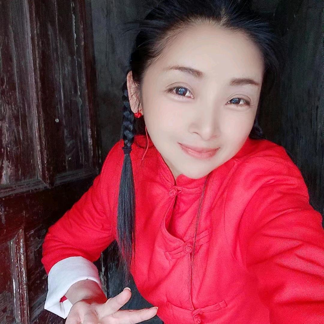 我是坚强的佳怡 呀！