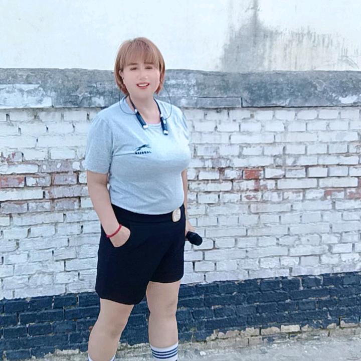 梦中豪杰的小女孩心中是他梦醒是他