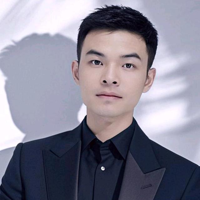 姓左，左右逢源