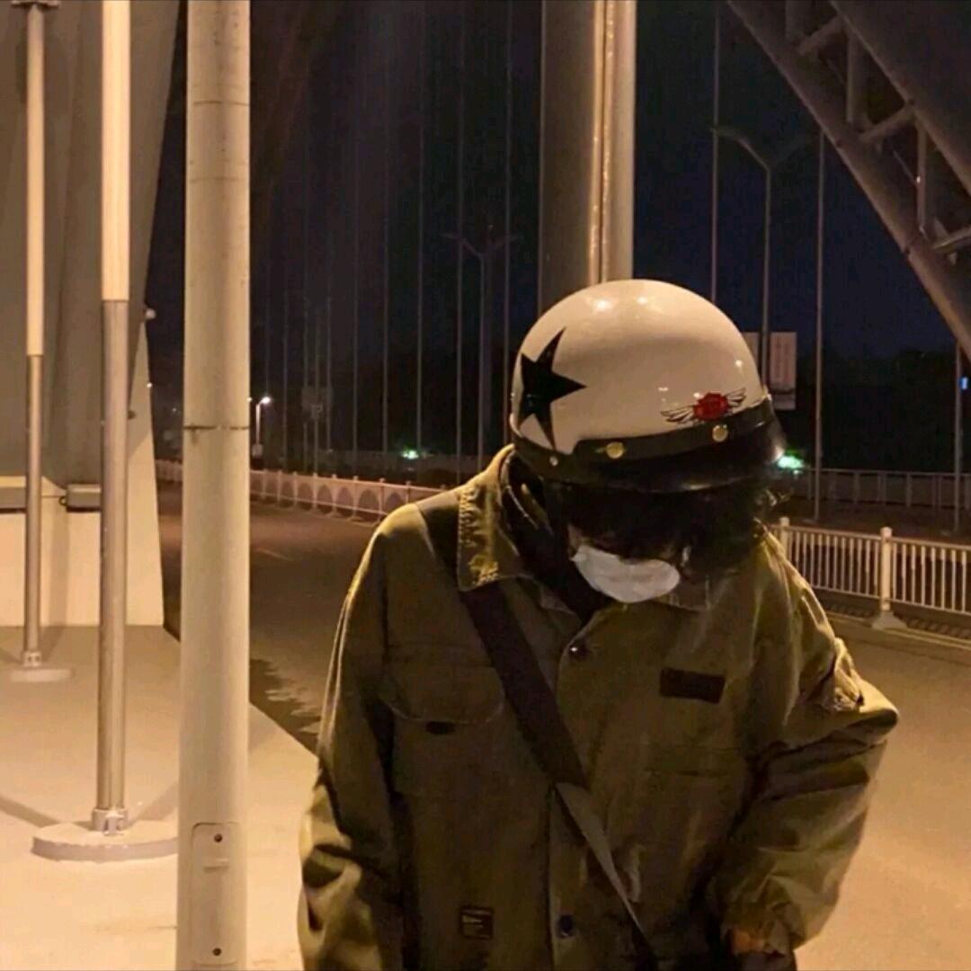 M～