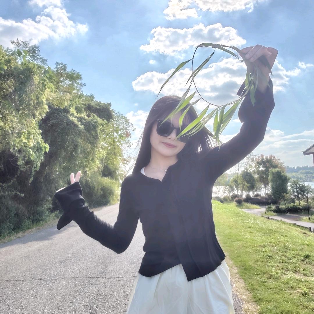 小红在这～